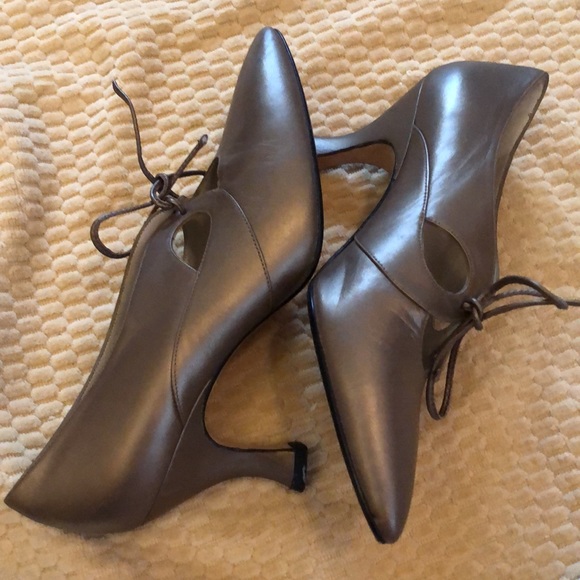 🤎Delman Bronzy gray structured pumps with sculpted heels, butterfly detail/tie - Picture 3 of 9